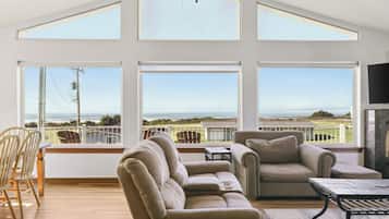 Smart-TV, Kamin, Videospiele, Tischfußball