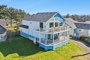 Exterior - OceanViews DogOK EVch AirHockey PoolTable Shuffleboard Foosball Huge Fenced Yard (Pacific Beach)