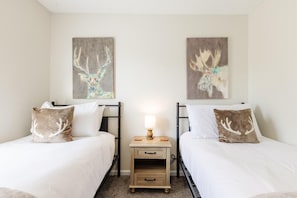 5 bedrooms, iron/ironing board, Internet, bed sheets