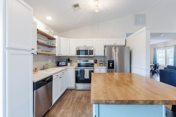 Refrigerador, microondas, horno, placa de cocina