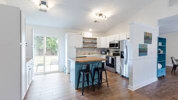 Een koelkast, een magnetron, een oven, een kookplaat