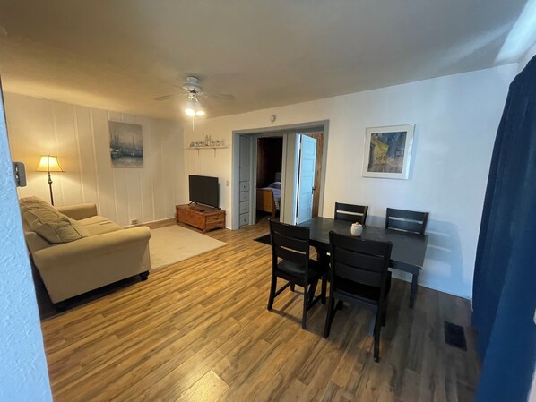 TV - Cool corner apartment with AC in Mountain Home (Mountain Home)