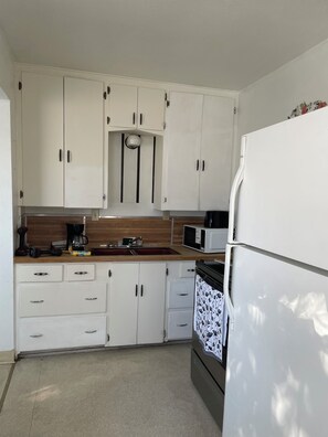 Microwave, oven, stovetop - Cool corner apartment with AC in Mountain Home (Mountain Home)