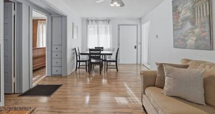 âąA/CâąW/DâąFull KitchenâąParkingâąSmart TV