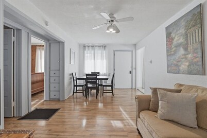 •A/C•W/D•Full Kitchen•Parking•Smart TV