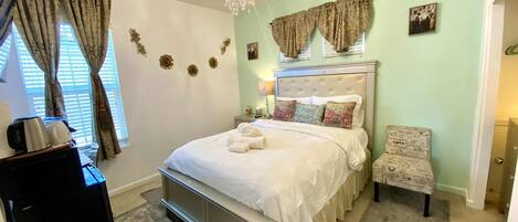 1 slaapkamer, een strijkplank/strijkijzer, beddengoed