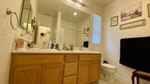 Hårføner, bidé, håndklær og såpe