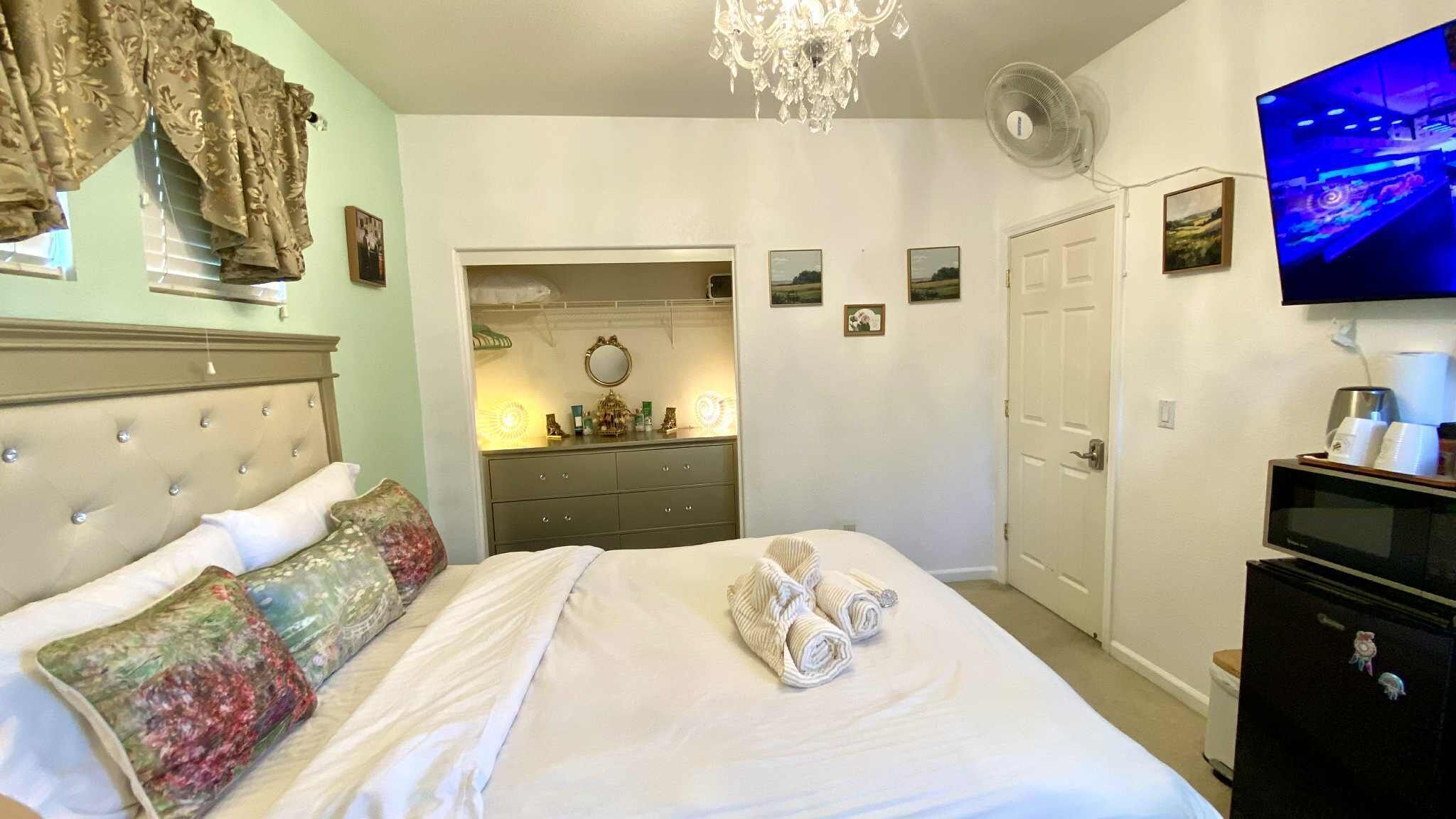 1 chambre, fer et planche à repasser, draps fournis