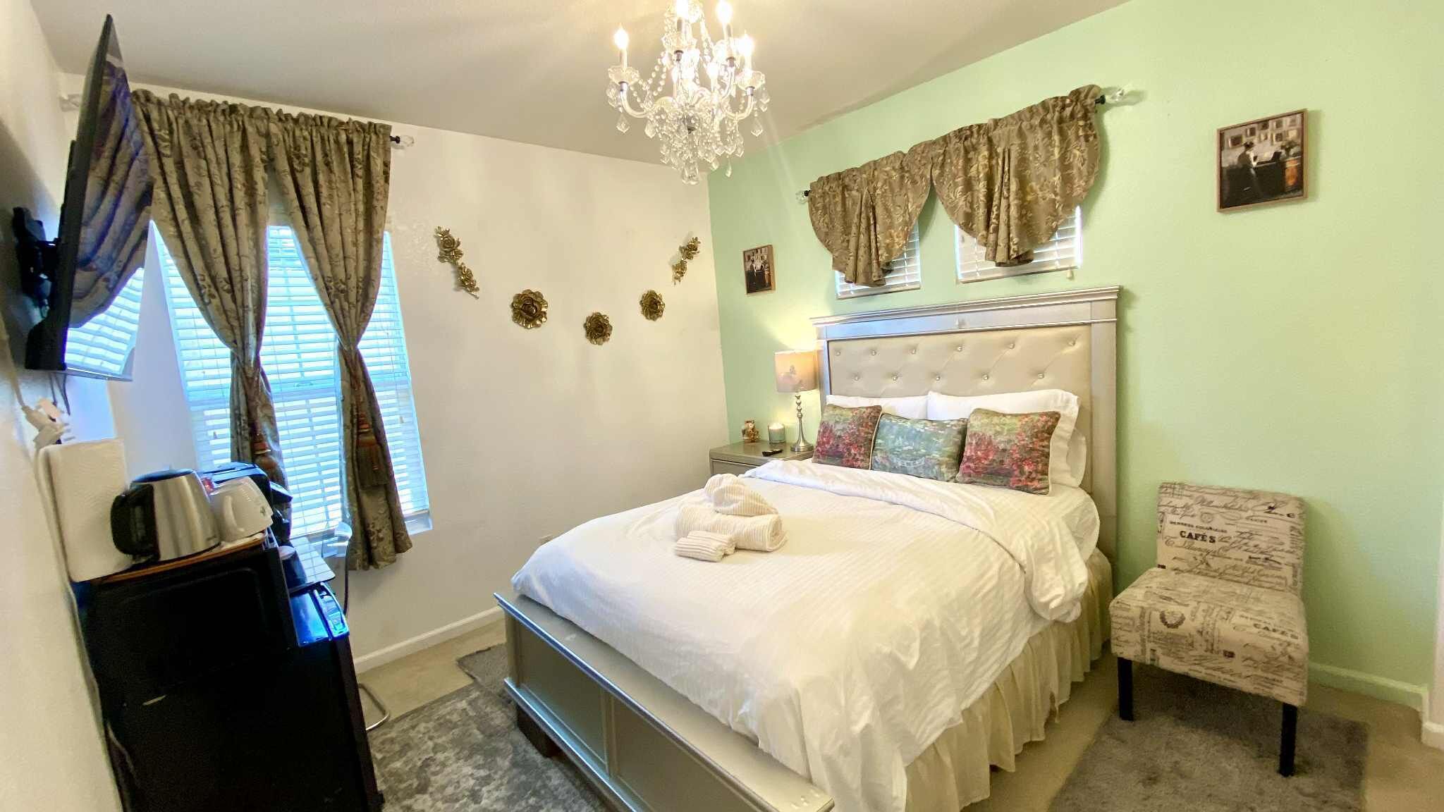 1 dormitori, planxa i posts de planxar i roba de llit 