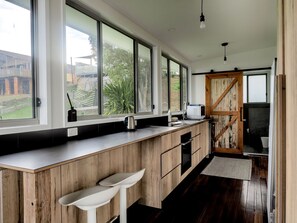 Jääkaappi, mikroaaltouuni, uuni, liesi