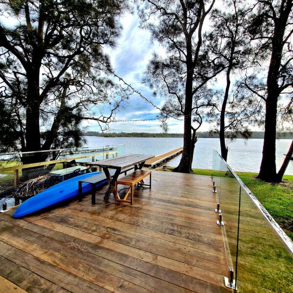 Outdoor dining - Jerrinja - Absolute waterfront with jetty (Erowal Bay)