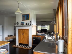 Fridge, microwave, oven, stovetop - Jerrinja - Absolute waterfront with jetty (Erowal Bay)