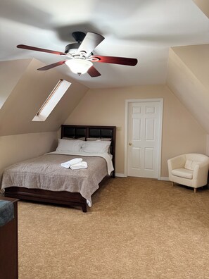 3 عدّة غرف نوم ومكواة/لوح كي وواي فاي وملاءات أسرّة