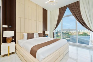 Apartamento Signature, vistas a la ciudad | Caja fuerte, espacio para trabajar con un portátil, cortinas opacas