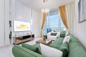 Departamento Prestigio, vista a la ciudad | Área de sala de estar | Smart TV de 55 pulgadas con canales por cable y Netflix 