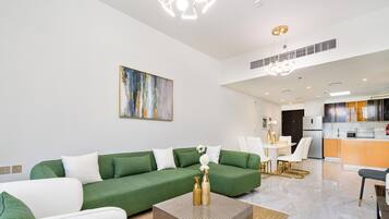 Signature appartement, uitzicht op stad | Woonruimte | Een 55-inch smart-tv met kabelzenders, Netflix en streamingdiensten