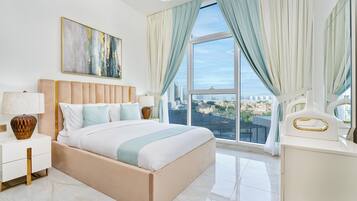 Signature appartement, uitzicht op stad | Een kluis op de kamer, een laptopwerkplek, verduisterende gordijnen