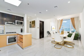 Apartamento Signature, vistas a la ciudad | Servicio de comidas en la habitación