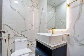 Signature Apartment, City View | Bathroom
