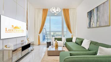 Signature appartement, uitzicht op stad | Woonruimte | Een 55-inch smart-tv met kabelzenders, Netflix en streamingdiensten