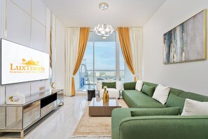 Appartement Signature, vue sur la ville | Aire de séjour | Téléviseur connecté de 55 po avec télévision par câble, Netflix