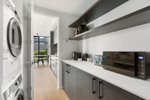 ثلاجة، ميكروويف، فرن، موقد طهي مسطح