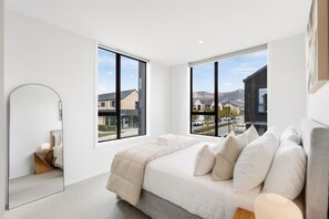 3 عدّة غرف نوم ومكواة/لوح كي وواي فاي وملاءات أسرّة