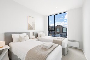 3 bedrooms, iron/ironing board, WiFi, bed sheets - Modern 3-Bed Villa with Mountain Views (Wānaka)