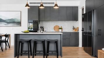 Refrigerador, microondas, horno y parrilla de estufa