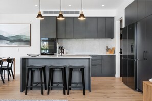 Fridge, microwave, oven, stovetop - Modern 3-Bed Villa with Mountain Views (Wānaka)