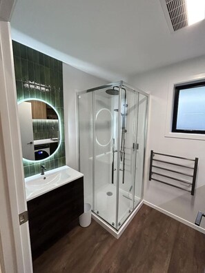 Bathroom - Wanaka Escape - Modern 2 bedroom house (Wānaka)