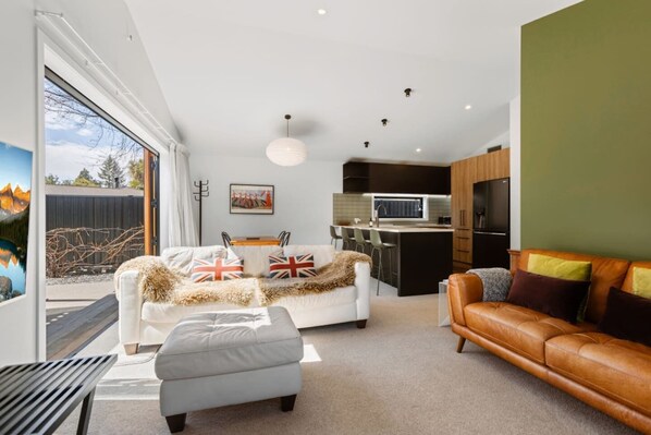 TV - Wanaka Escape - Modern 2 bedroom house (Wānaka)