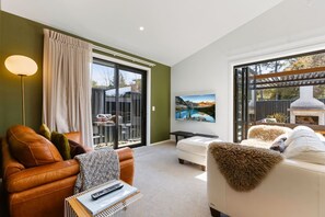 TV - Wanaka Escape - Modern 2 bedroom house (Wānaka)