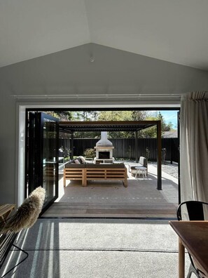 Outdoor dining - Wanaka Escape - Modern 2 bedroom house (Wānaka)