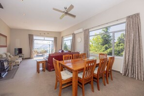 Interior - Amazing views of Lake and Mountains on Bovett (Wānaka)