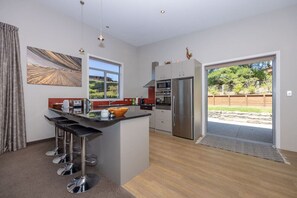 ثلاجة، ميكروويف، فرن، موقد طهي مسطح