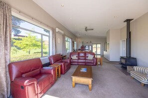 TV, fireplace - Amazing views of Lake and Mountains on Bovett (Wānaka)