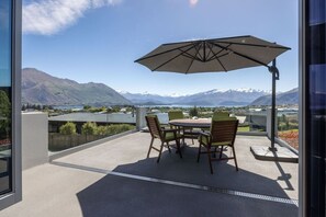 Outdoor dining - Amazing views of Lake and Mountains on Bovett (Wānaka)
