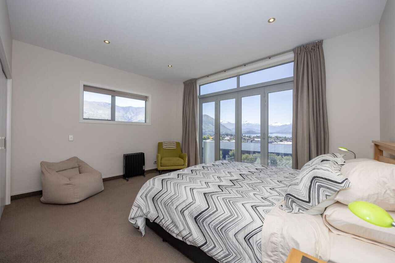 4 عدّة غرف نوم ومكتب ومكواة/لوح كي وسرير سفر