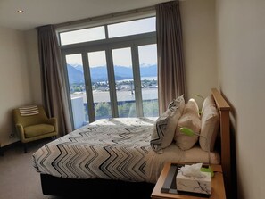 4 عدّة غرف نوم ومكتب ومكواة/لوح كي وسرير سفر