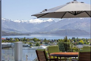 Outdoor dining - Amazing views of Lake and Mountains on Bovett (Wānaka)