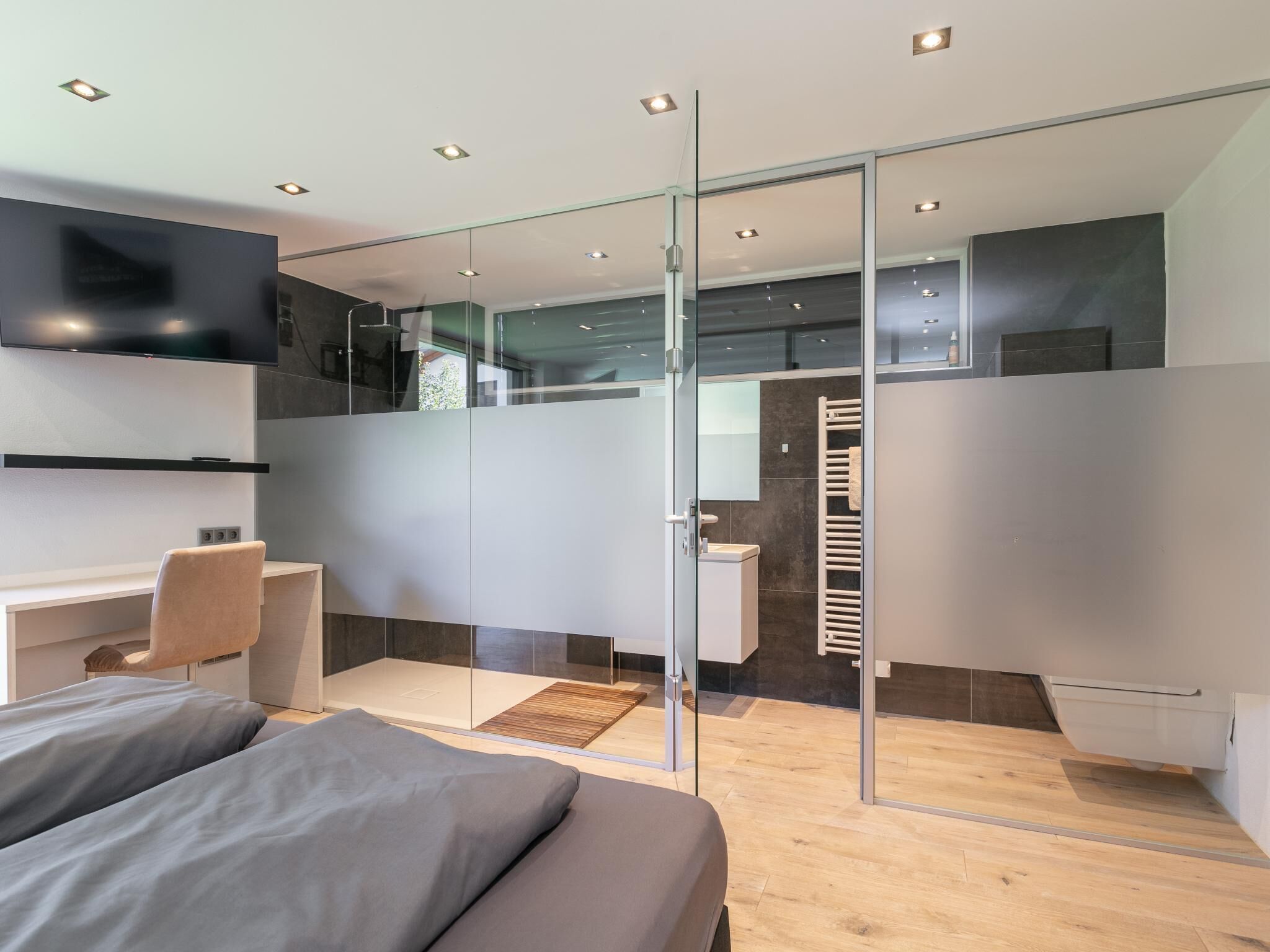 3 bedrooms, iron/ironing board, internet