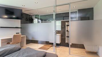 3 bedrooms, iron/ironing board, internet