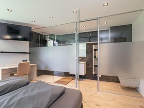 3 bedrooms, iron/ironing board, internet