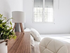 3 soverom, strykejern/-brett, internettilgang og sengetøy