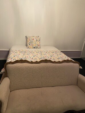 House, Multiple Bedrooms, Garden View - Petit château (Saint-Cyr-en-Pail)