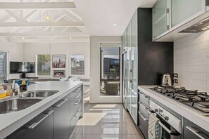 ميكروويف، فرن، موقد طهي مسطح، ماكينة لصنع القهوة/الش�اي