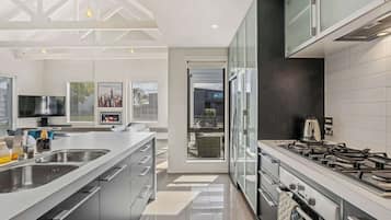 Microwave, oven, stovetop, coffee/tea maker