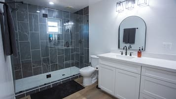 Suihku, hiustenkuivaaja, pyyhkeet, saippua
