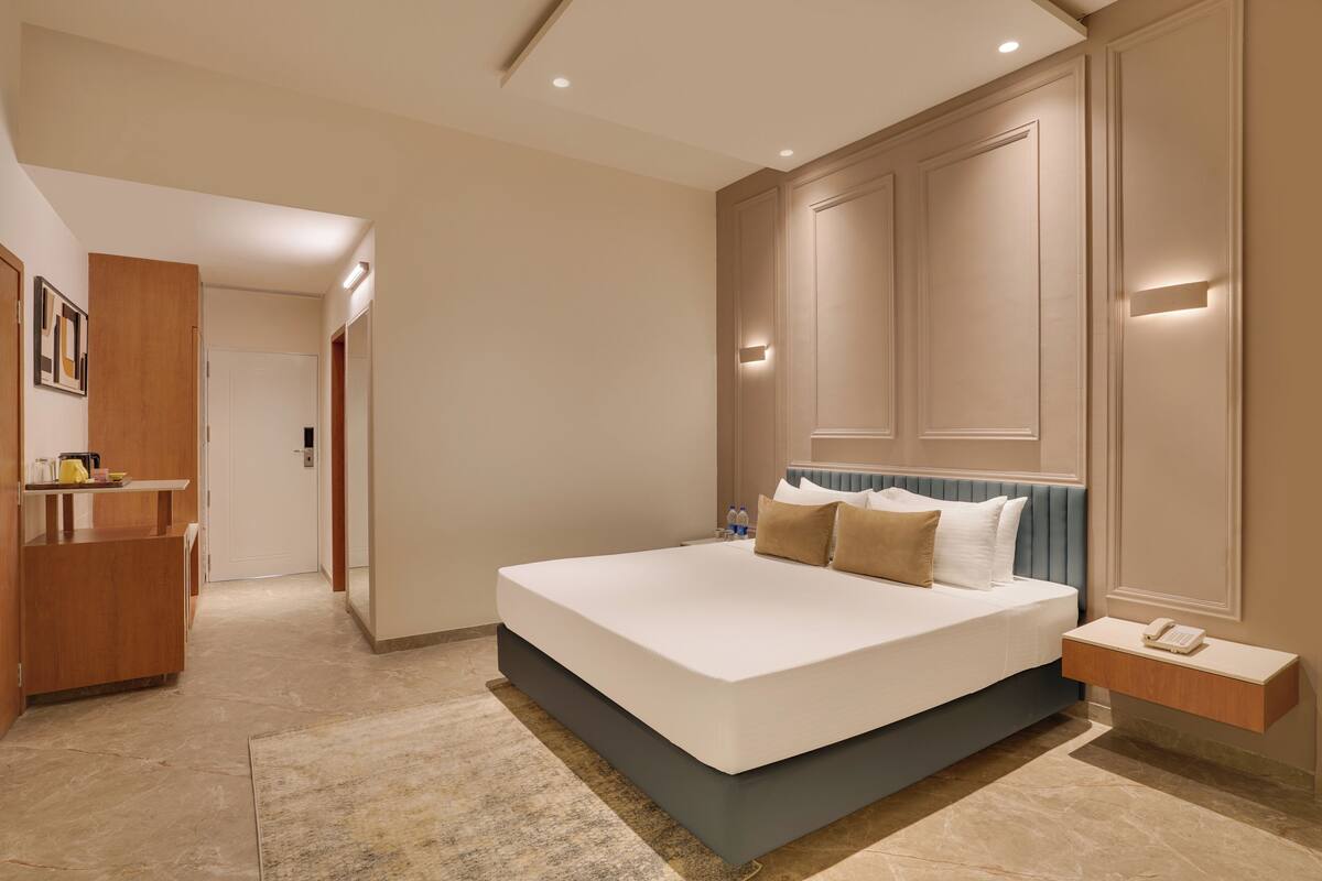 Une chambre à coucher moderne avec un grand lit, une table de chevet et une armoire intégrée.